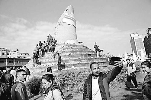 尼泊爾&ldquo;震后游客&rdquo;自拍惹眾怒 被譴責(zé)麻木不仁