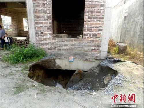 圖為玉林市福綿區新橋鎮五金村委上垌自然村一帶的地陷坑。 玉林地質環境監測站 攝