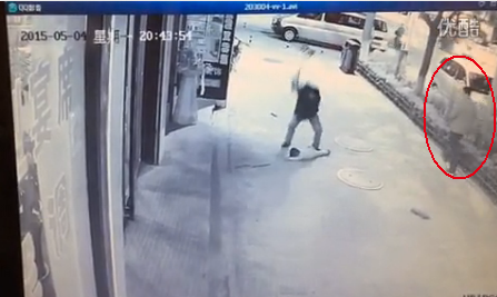 網曝男子暴打掃地男童 多位路人漠視(圖)