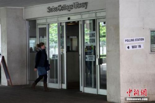 5月7日，英國舉行大選，650個(gè)選區(qū)的選民前往投票站，選出代表各自選區(qū)的國會(huì)議員，贏得全國超過半數(shù)選區(qū)議席(即超過325個(gè)席位)的政黨，則獲得執(zhí)政權(quán)。圖為一名選民進(jìn)入投票站投票。中新社發(fā) 周兆軍 攝