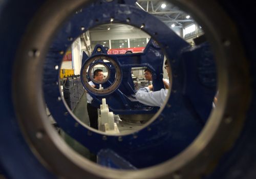 研發(fā)人員在娃哈哈集團(tuán)工業(yè)機(jī)器人工作站內(nèi)查看裝配情況（5月8日攝）。