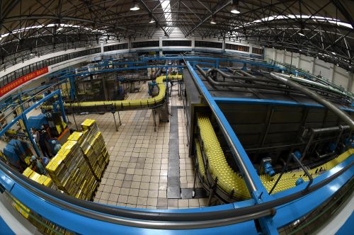 娃哈哈集團(tuán)位于杭州下沙的一個(gè)飲料生產(chǎn)車(chē)間內(nèi)景（5月8日攝）。