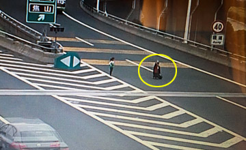 不顧生死老太高速路上跪地攔車 驚悚舉動嚇呆網(wǎng)友