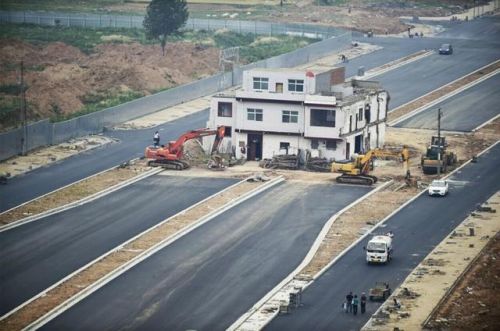 “釘子戶”攔腰截斷即將通車快速路。
