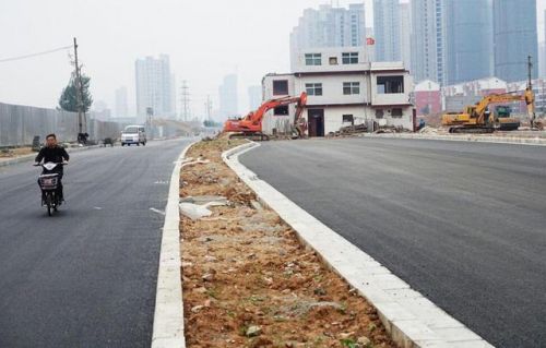 釘子戶正好位于兩條快速路中央。