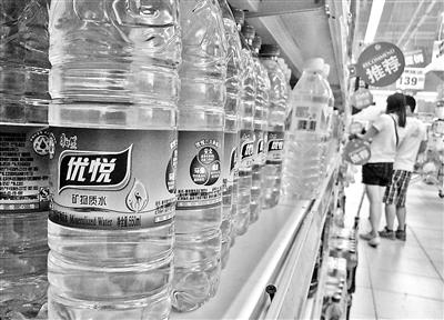 本報訊(記者 李佳)市面上的瓶裝水種類繁多,冰川水、純凈水、山泉水、蒸餾水、礦物質水、富氧水等,讓人眼花繚亂又不知其含義。