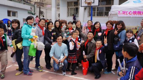 家长学生一起爱心义卖
