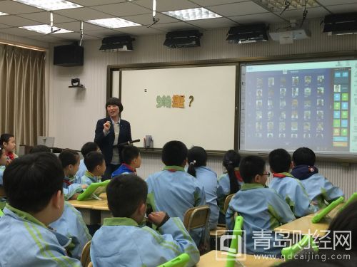 定陶路小学教师在区海洋教育学科研讨中执教电子书包实验课