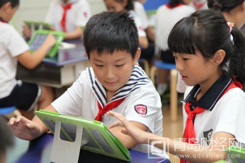 《5.21市南教育信息化配图——青岛文登路小学的孩子们在点触间享受着探究的快乐》