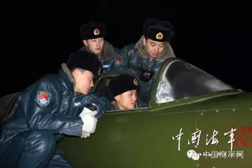 海軍兩飛行員為保護群眾生命財產犧牲