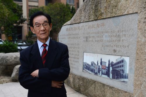 這是步鑫生站在海鹽襯衫總廠(chǎng)廠(chǎng)址紀(jì)念碑前，海鹽襯衫總廠(chǎng)如今已變成一片住宅小區(qū)（11月10日攝）。(1)