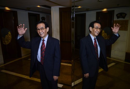 11月10日，步鑫生在浙江海鹽展示他的&ldquo;經(jīng)典&rdquo;造型&mdash;&mdash;揮手。(4)