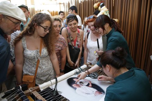 6月8日，在意大利米蘭世博會世博園中國館，游客被精美的中國刺繡所吸引。