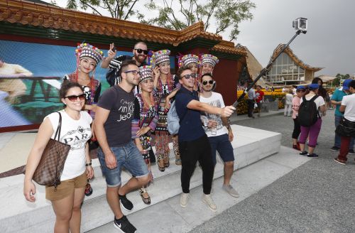 6月8日，在意大利米蘭世博會世博園中國館，幾名意大利游客與來自云南的哈尼族舞蹈演員合影。