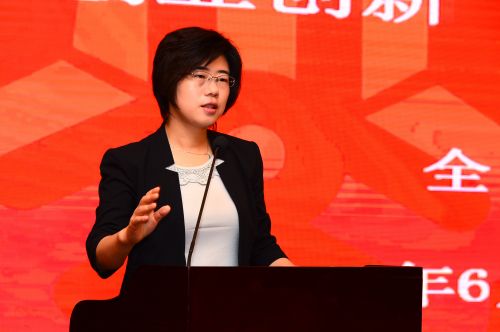 譚麗霞出席會議并講話