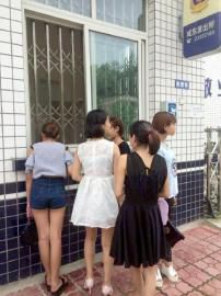 小冉等5名無辜女孩到派出所報警。