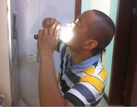 男子購刀自切腫瘤只因家窮沒錢看病 一人獨立完成30多分鐘手術