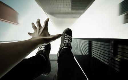 陳先生在水松大廈四樓一家企業上班，他目擊了慘劇發生的過程。回憶當時情景，陳先生仍然感到恐懼，&ldquo;當時我正在處理案頭文件，突然看到窗外有個黑影閃過，緊接著就傳來一聲轟的巨響。后來聽到有人喊跳樓了。120很快就趕到了，但人已經沒救了，心電圖都是直的。&rdquo;