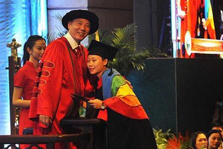 女生畢業禮宣布出柜引來眾多網友的關注，她還表示希望能得到校長的支持。在7月4日中，該名女生現場宣布自己出柜，還得到很多同學的支持，校長也給予了深深的擁抱。