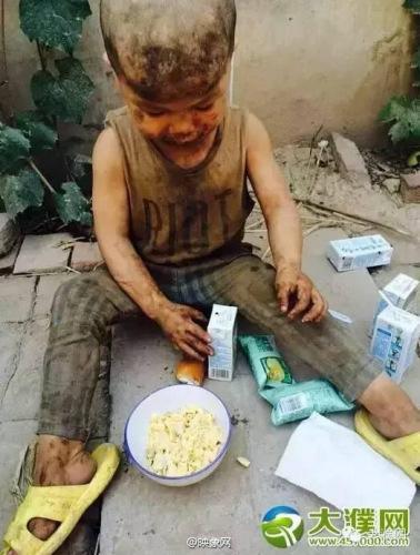 孩子一年四季睡在院子里，至今仍不會說話。（資料圖）