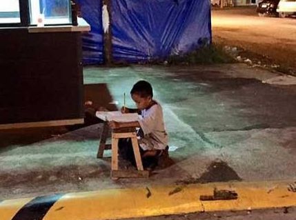 中國古代有鑿壁偷光形容寒門子弟苦讀和勤奮，而某個醫生意外發現一個和母親行乞為生的男童上演了現代版的鑿壁偷光故事。