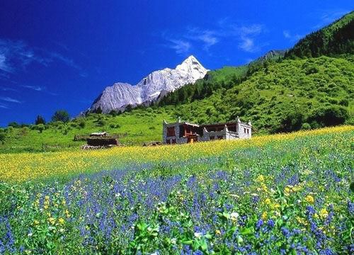 由于具有秀美的南歐風(fēng)光，四姑娘山也被譽(yù)為“中國的阿爾卑斯山”。