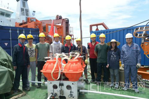 李予國(左五)和他的科研團隊