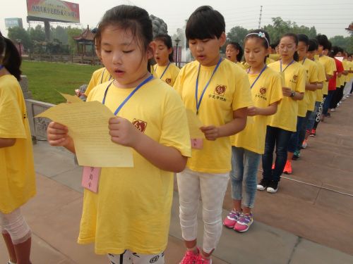 學員們在誦讀孔子贊歌