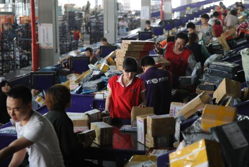 4月30日，工作人員在位于北京東北五環(huán)外的圓通快遞公司中轉(zhuǎn)中心分揀快遞包裹。