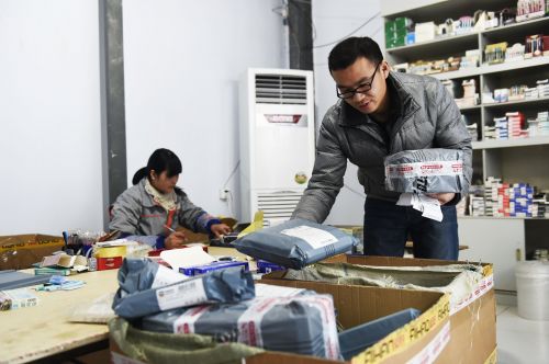 2014年12月22日，山東省鄒平縣長山鎮(zhèn)西神壇村的劉兵在查看貨品。劉兵從2013年開始從事電商文具銷售。