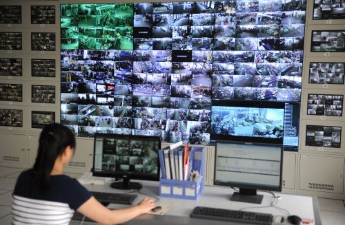 這是位于北京東北五環(huán)外的圓通快遞公司中轉(zhuǎn)中心監(jiān)控室（4月30日攝）。