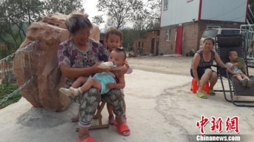 &ldquo;愛心村&rdquo;里有十多位幫忙照看孩子的保姆奶奶?！「呒t超 攝