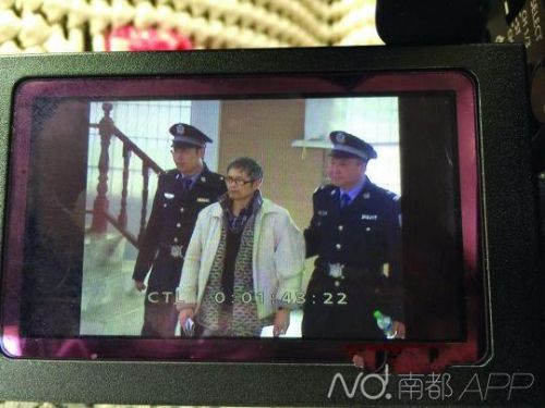 之前庭審時，汪冬根出現在法院監控顯示器中。