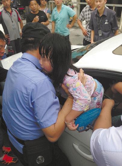 女兒被老爸鎖車里渾身濕透 快遞員及時發現援救