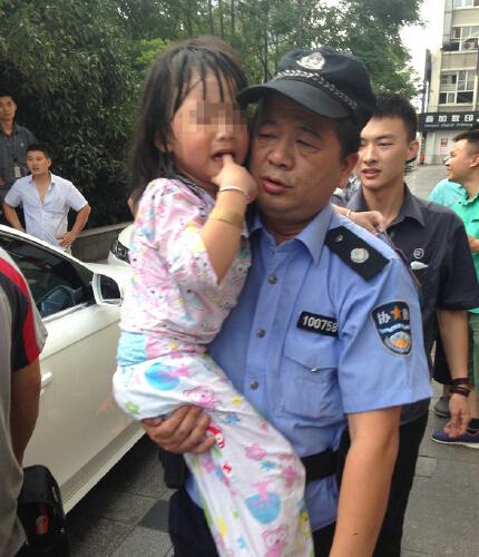 女兒被老爸鎖車里渾身濕透 快遞員及時發現援救