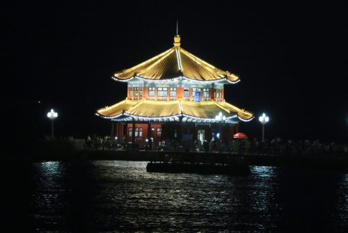 入夜，棧橋穿上了彩衣。03
