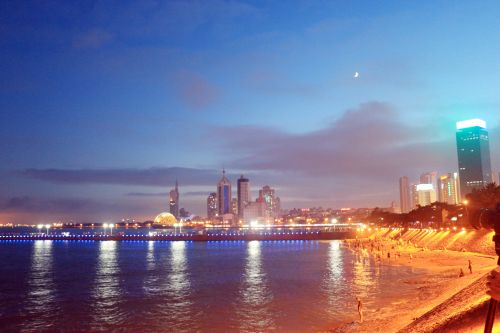 入夜，亮麗的沿海景點(diǎn)。