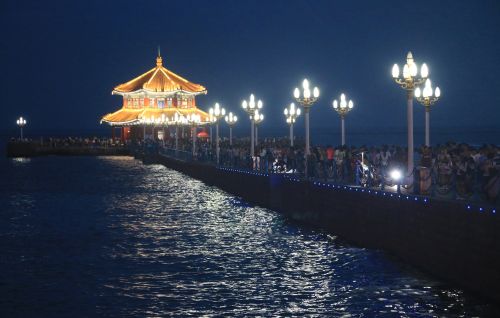 入夜，棧橋穿上了彩衣。