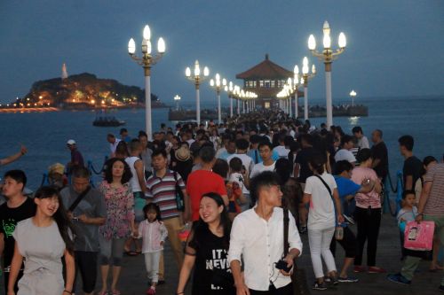 入夜，棧橋仍吸引了眾多游客。