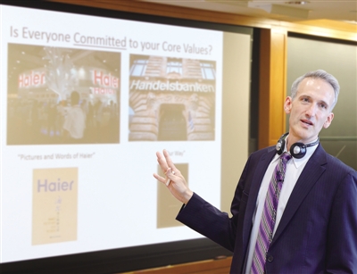 丹尼斯&bull;坎貝爾教授在哈佛商學院課堂上講授海爾案例。