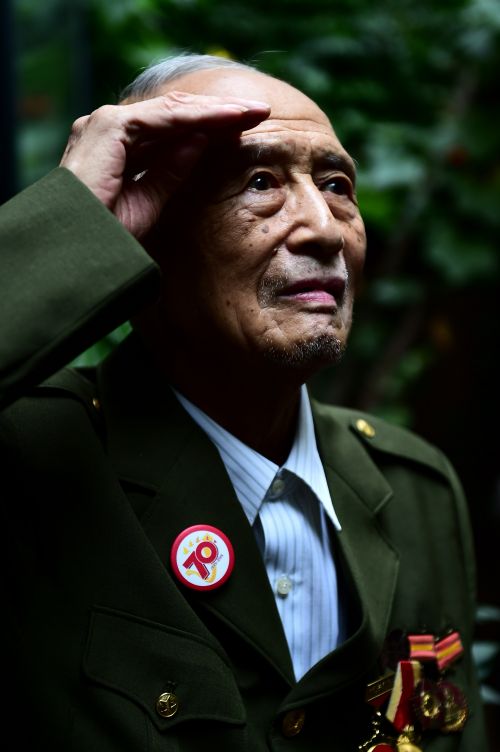 93岁抗战老兵王默村在敬礼（8月19日摄）。