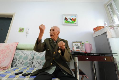 8月10日，陈同安为记者讲述当年与日寇搏斗的情形。