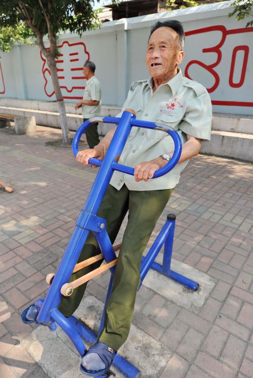 8月14日，王财义在吉林省第一荣复军人医院休闲区健身。