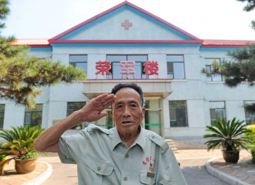 8月14日，在吉林省第一荣复军人医院，王财义面对镜头敬礼。