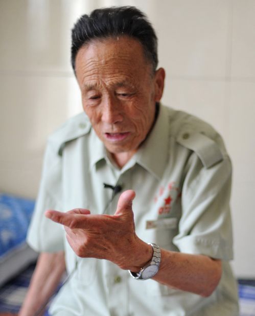8月14日，王财义向记者讲述同日寇打游击战的故事。