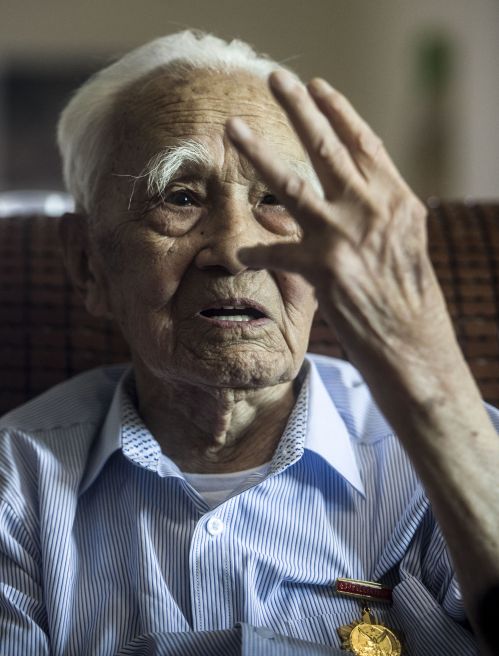 抗战老兵周雄在讲述抗战故事（7月29日摄）。。