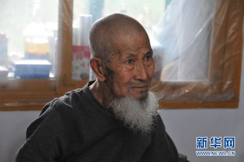 黄殿军回忆往事。王鹏飞 摄