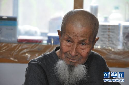 回忆时，黄殿军经常会有十几秒的沉默。王鹏飞 摄