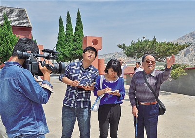 记者在平度抗日战争纪念馆采访。