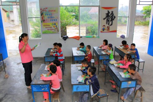 9月8日，在廣西武宣縣通挽鎮祿貴教學點，覃曉靜（左一）在給學生們上課。